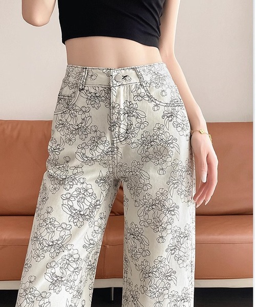 L LABEL（エルラベル）の「フラワープリントセミワイドデニムパンツ（デニムパンツ・レディース・ホワイト・M-L/S-M）」の3枚目の写真