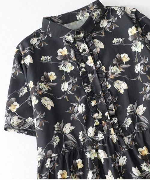 &soiree(アンドソワレ)の「ボタニカル柄フレアシャツワンピース(ワンピース・レディース・ブラック・MEDIUM/LARGE/X-LARGE)」の4枚目の写真