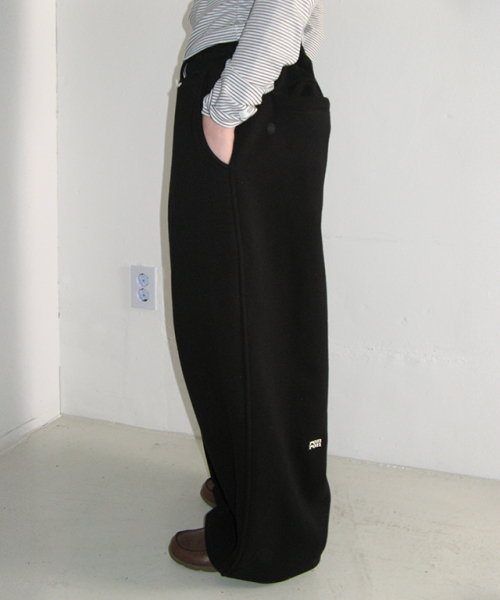 RONRON（ロンロン）の「SUBTLE LOGO WIDE SWEAT PANTS BLACK（その他パンツ・レディース・その他・FREE）」の3枚目の写真
