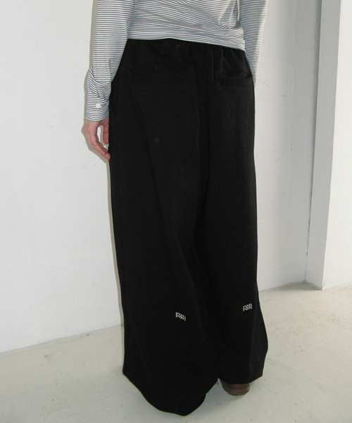 RONRON（ロンロン）の「SUBTLE LOGO WIDE SWEAT PANTS BLACK（その他パンツ・レディース・その他・FREE）」の4枚目の写真