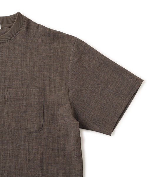 le cercle ADAM ET ROPE'（ルセルクルアダムエロペ）の「メランジサーフェイスプルオーバー/セットアップ対応/イージーケア（Tシャツ/カットソー・メンズ・ダークブラウン/チャコールグレー・L/LL/M）」の9枚目の写真