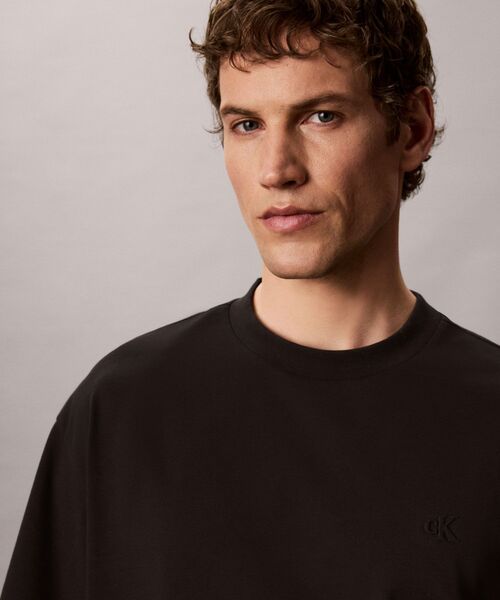 Calvin Klein(カルバン・クライン)の「クーリングジャージーリラックスバックロゴTシャツ(Tシャツ/カットソー・メンズ・ライトブルー/ブラック・L/M/S/XL)」の8枚目の写真