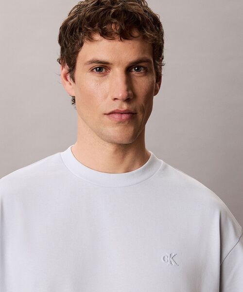 Calvin Klein(カルバン・クライン)の「クーリングジャージーリラックスバックロゴTシャツ(Tシャツ/カットソー・メンズ・ライトブルー/ブラック・L/M/S/XL)」の6枚目の写真