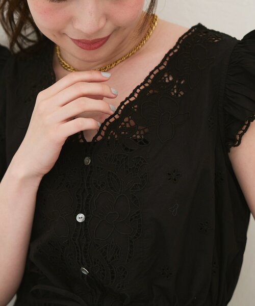 La boutique BonBon(ラブティックボンボン)の「【SETUP可・今すぐお届け】カットワークレースブラウス(シャツ/ブラウス・レディース・ホワイト/ブラック・FREE)」の2枚目の写真