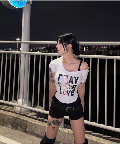 VENHIT(ベンヒット)の「セイントリーラブ Uネックスリムフィット半袖Tシャツ(Tシャツ/カットソー・レディース・ホワイト/ブラック/イエロー/ライトピンク・SMALL/MEDIUM/LARGE)」の9枚目の写真