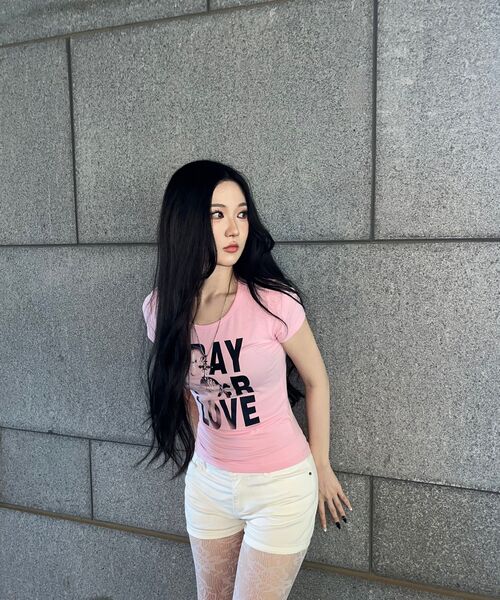 VENHIT(ベンヒット)の「セイントリーラブ Uネックスリムフィット半袖Tシャツ(Tシャツ/カットソー・レディース・ホワイト/ブラック/イエロー/ライトピンク・SMALL/MEDIUM/LARGE)」の11枚目の写真