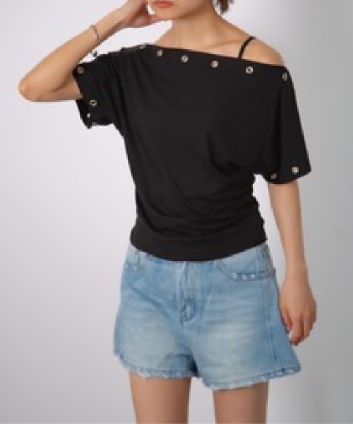 MEMECLE(メメクル)の「【 MEMECLE / メメクル 】アイレット ワンショルダー半袖トップス(Tシャツ/カットソー・レディース・ホワイト/グレー/ブラック・FREE)」の3枚目の写真