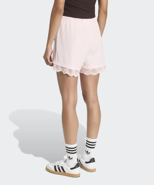 adidas（アディダス）の「レース トリム スリーストライプス ショーツ ショートパンツ  / ハーフパンツ / アディダスオリジナルス adidas Originals（その他パンツ・レディース・ピンク・XX-LARGE/LARGE/MEDIUM/SMALL/X-LARGE/X-SMALL）」の2枚目の写真