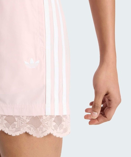 adidas（アディダス）の「レース トリム スリーストライプス ショーツ ショートパンツ  / ハーフパンツ / アディダスオリジナルス adidas Originals（その他パンツ・レディース・ピンク・XX-LARGE/LARGE/MEDIUM/SMALL/X-LARGE/X-SMALL）」の3枚目の写真