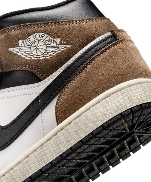 NIKE(ナイキ)の「JORDAN BRAND AIR JORDAN 1 MID DQ8426-007(スニーカー・メンズ・ブラウン・26.5cm/27cm/27.5cm/28cm)」の3枚目の写真