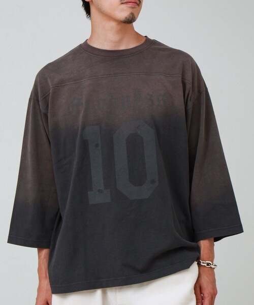 GLOSTER(グロスター)の「GOODNESS フェード フットボール 七分袖 Tシャツ(Tシャツ/カットソー・メンズ・レッド/チャコールグレー・S/M/L)」の1枚目の写真