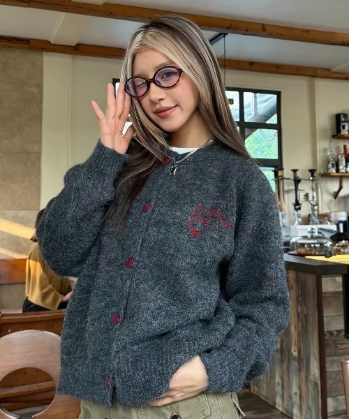 SHERU(シェル)の「ハートボタン刺繍オーバーサイズニットカーディガン(ニット/セーター・レディース・ネイビー/グレー・M)」の1枚目の写真