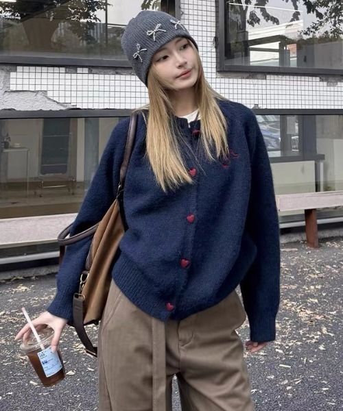 SHERU(シェル)の「ハートボタン刺繍オーバーサイズニットカーディガン(ニット/セーター・レディース・ネイビー/グレー・M)」の5枚目の写真