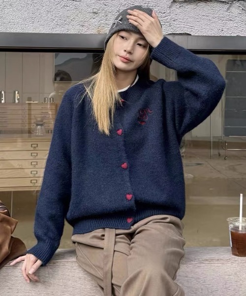 SHERU(シェル)の「ハートボタン刺繍オーバーサイズニットカーディガン(ニット/セーター・レディース・ネイビー/グレー・M)」の6枚目の写真