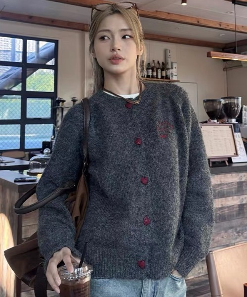 SHERU(シェル)の「ハートボタン刺繍オーバーサイズニットカーディガン(ニット/セーター・レディース・ネイビー/グレー・M)」の12枚目の写真