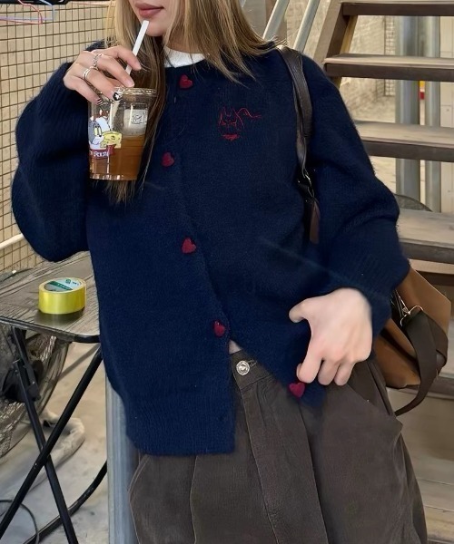 SHERU(シェル)の「ハートボタン刺繍オーバーサイズニットカーディガン(ニット/セーター・レディース・ネイビー/グレー・M)」の14枚目の写真