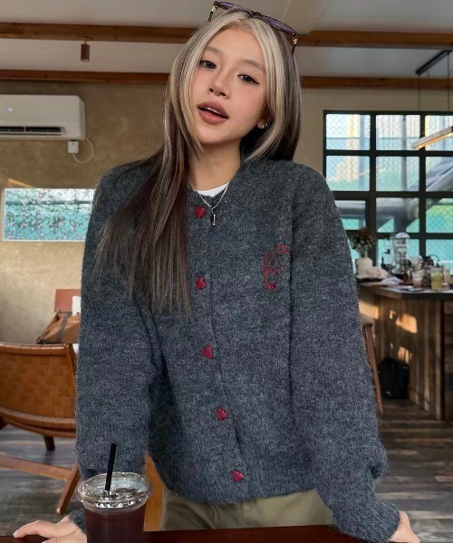 SHERU(シェル)の「ハートボタン刺繍オーバーサイズニットカーディガン(ニット/セーター・レディース・ネイビー/グレー・M)」の15枚目の写真