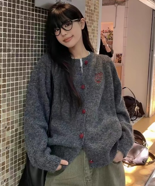 SHERU(シェル)の「ハートボタン刺繍オーバーサイズニットカーディガン(ニット/セーター・レディース・ネイビー/グレー・M)」の21枚目の写真