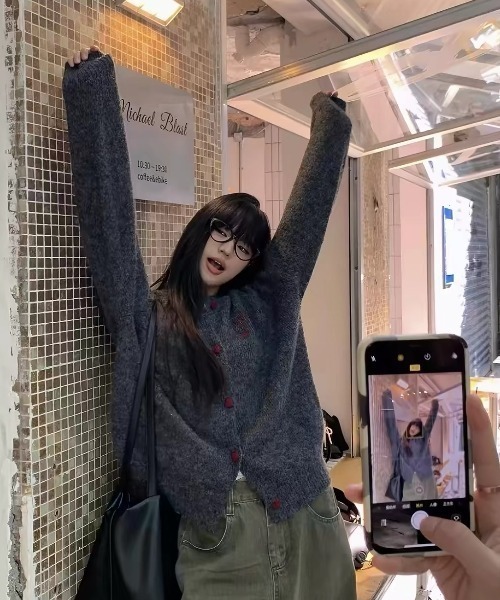 SHERU(シェル)の「ハートボタン刺繍オーバーサイズニットカーディガン(ニット/セーター・レディース・ネイビー/グレー・M)」の22枚目の写真
