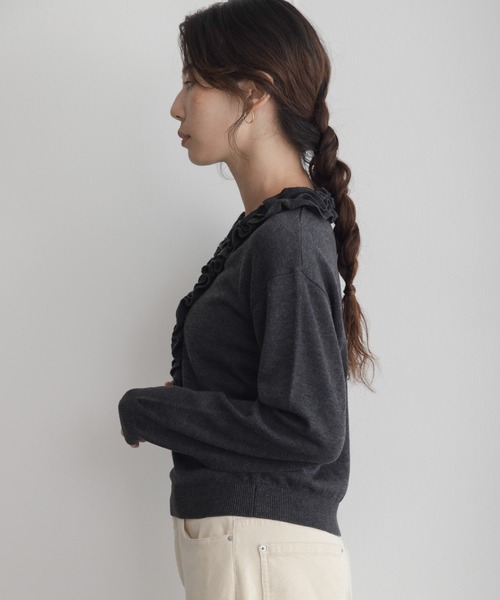 URBAN RESEARCH Sonny Label(アーバンリサーチサニーレーベル)の「『WEB限定』フロントフリルニットプルオーバー(ニット/セーター・レディース・ネイビー/チャコールグレー/オフホワイト・FREE)」の15枚目の写真