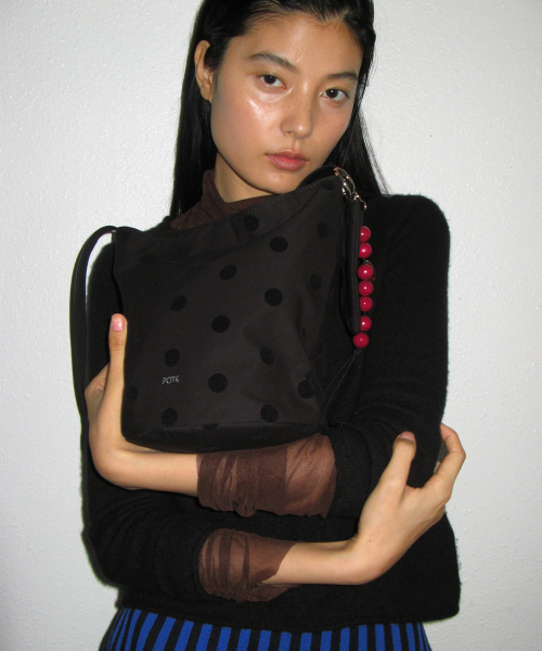 POTE(ポテ)の「0016 Soft Bucket Bag_Dot Black(ショルダーバッグ・レディース・その他・FREE)」の5枚目の写真