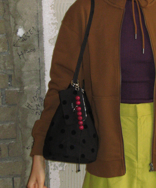 POTE(ポテ)の「0016 Soft Bucket Bag_Dot Black(ショルダーバッグ・レディース・その他・FREE)」の3枚目の写真