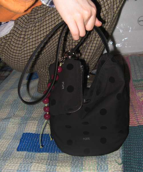 POTE(ポテ)の「0016 Soft Bucket Bag_Dot Black(ショルダーバッグ・レディース・その他・FREE)」の4枚目の写真