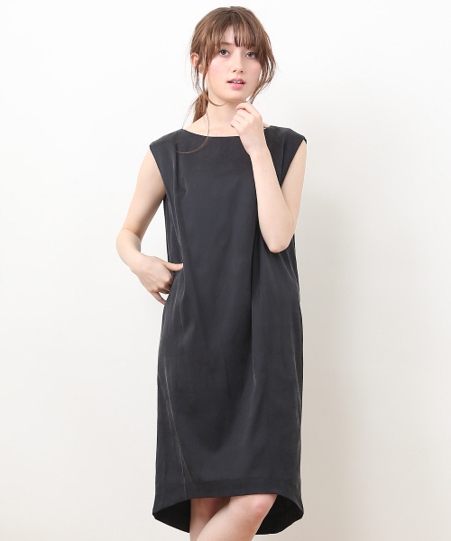 Rouge vif（ルージュヴィフ）の「シルキータックワンピース（ワンピース・レディース・チャコールグレー/ピンクベージュ・FREE）」の4枚目の写真