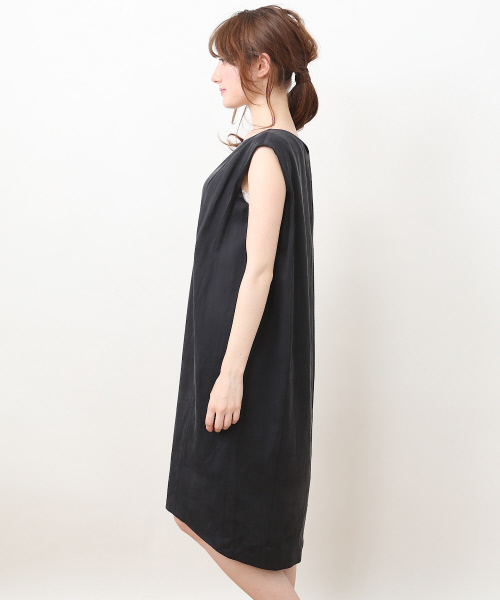 Rouge vif（ルージュヴィフ）の「シルキータックワンピース（ワンピース・レディース・チャコールグレー/ピンクベージュ・FREE）」の5枚目の写真