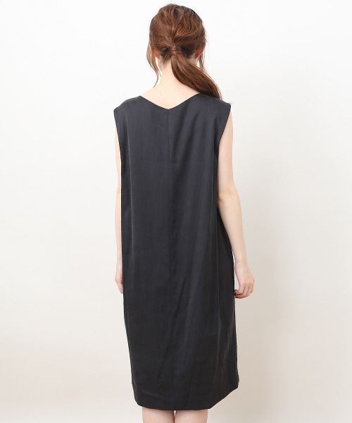 Rouge vif（ルージュヴィフ）の「シルキータックワンピース（ワンピース・レディース・チャコールグレー/ピンクベージュ・FREE）」の6枚目の写真