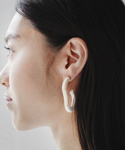 LAPUIS(ラピュイ)の「Lapuis(ラピュイ)ARITA Hoop Pierce A(ピアス(両耳用)・レディース・ブルー/ベージュ/ピンク・FREE)」の6枚目の写真
