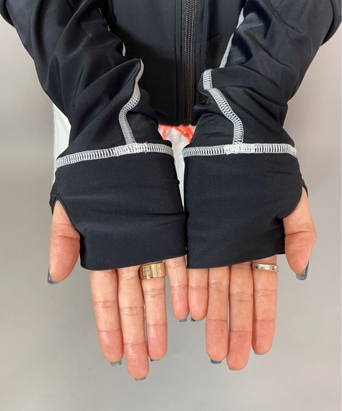 ROXY（ロキシー）の「ROXY/ロキシー  フード付きジップアップラッシュガード   RLY205023（ラッシュガード・レディース・ブラック/ホワイト/ブラック×ホワイト・S/M/L）」の7枚目の写真