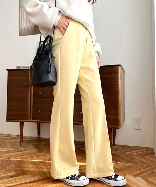 moment+（モーメントプラス）の「【累計販売枚数5万枚突破！】カットジョーゼットセンタープレスフレアスラックスパンツ（スラックス・レディース・グレイッシュベージュ/ピンク/パープル/ミント/グリーン/ブルー/カーキ/モカ/ダークブラウン/ブラック/ライトグリーン/イエロー/オレンジ/ブラウン/アイボリー/ダークグリーン/レッド/ダークオレンジ/チャコールグレー/ラベンダー/スモークピンク/ピンクベージュ・S/M/L）」の16枚目の写真