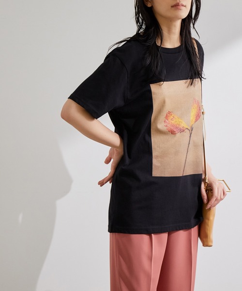 ADAM ET ROPE'(アダムエロペ)の「【LISA KING】Tee(Tシャツ/カットソー・レディース・パープル/イエロー/オレンジ/グリーン・1)」の4枚目の写真