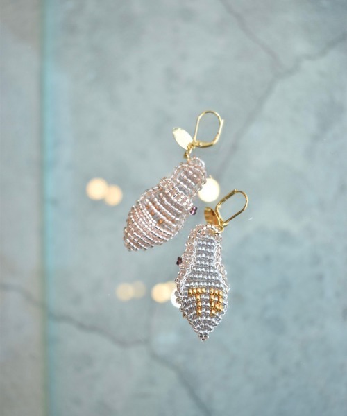 THEATRE PRODUCTS(シアタープロダクツ)の「ビーズストラップサンダルピアス(ピアス(両耳用)・レディース・ホワイト/ブルー/ピンク/バーガンディー・FREE)」の4枚目の写真