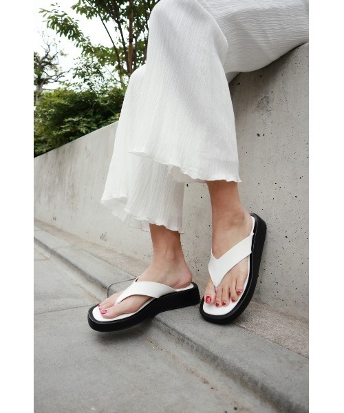 FIG&VIPER（フィグアンドバイパー）の「厚底トングサンダル（サンダル・レディース・ホワイト/ブラック/ベージュ・MEDIUM/LARGE）」の16枚目の写真