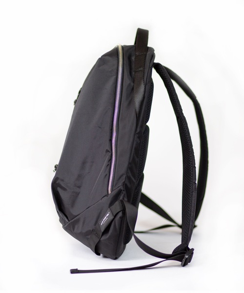 wdl.(ワームデザインラボ)の「Minimal Pack shiny light nylon(バックパック/リュック・メンズ・ブラック/ベージュ/ダークグレー/カーキ/オレンジ・FREE)」の21枚目の写真