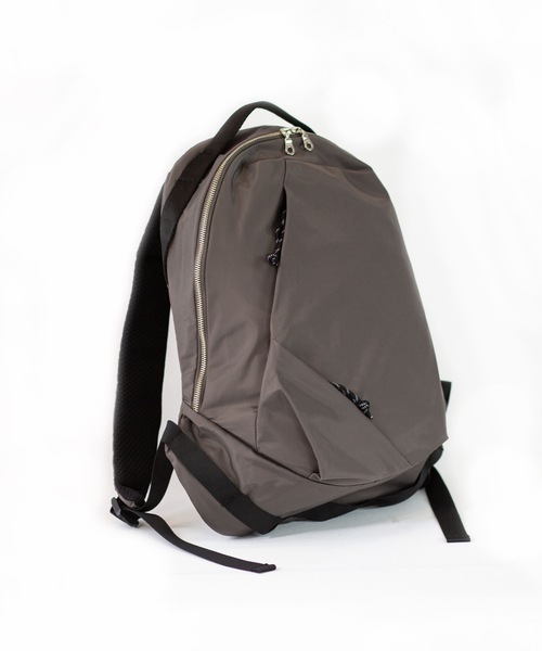 wdl.(ワームデザインラボ)の「Minimal Pack shiny light nylon(バックパック/リュック・メンズ・ブラック/ベージュ/ダークグレー/カーキ/オレンジ・FREE)」の17枚目の写真