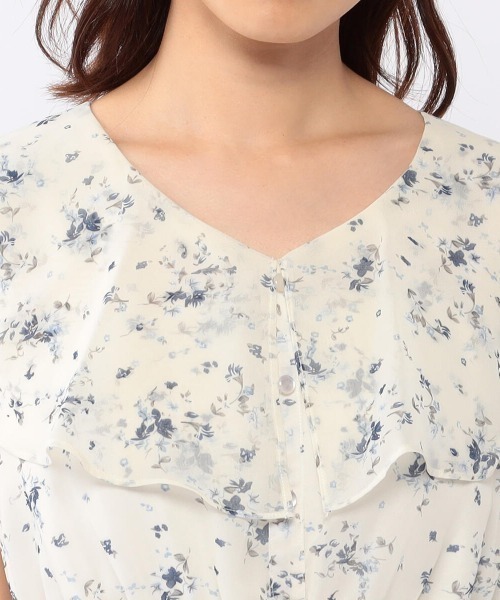 MISCH MASCH（ミッシュマッシュ）の「ラッフル衿小花柄ワンピース（ワンピース・レディース・ホワイト/ネイビー・MEDIUM）」の7枚目の写真