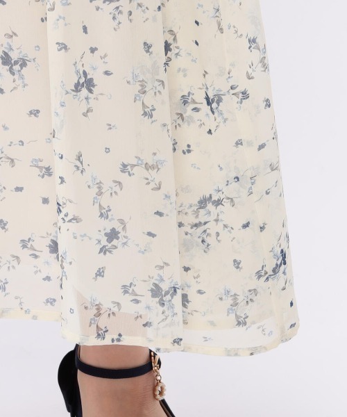 MISCH MASCH（ミッシュマッシュ）の「ラッフル衿小花柄ワンピース（ワンピース・レディース・ホワイト/ネイビー・MEDIUM）」の9枚目の写真