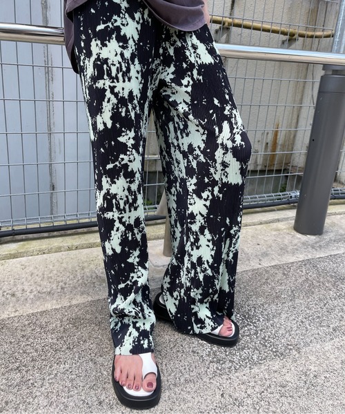 SpRay(スプレイ)の「セルフカットタイダイ風プリーツパンツ(その他パンツ・レディース・ブラック/ブラウン/オレンジ/モカ/ブラック×ホワイト/グレー/ブルー/ブラック系その他・FREE)」の3枚目の写真