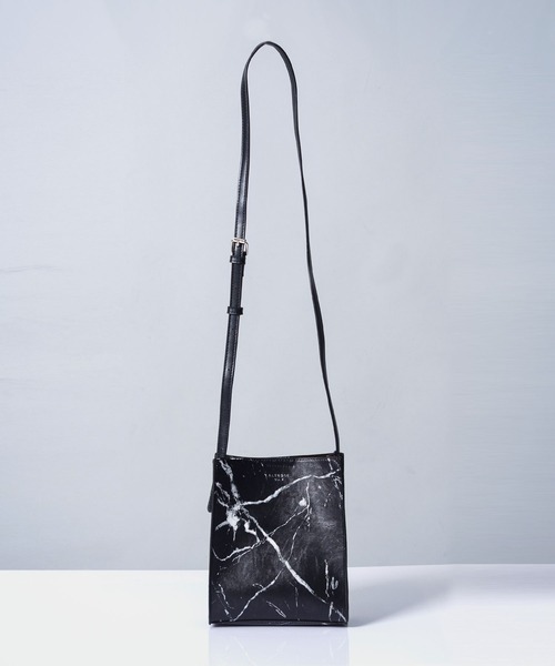 ALTROSE（アルトローズ）の「［ALTROSE/アルトローズ］シンシア 縦長 A5 ショルダーバッグ（ショルダーバッグ・レディース・ブラウン系その他/アイボリー系1/レオパード/アイボリー系2/ブラック系その他/アイボリー系/ブラック/ブラック系/ベージュ/グレー系/ゼブラ/アイボリー系3/グレー/ベージュ系/パイソン/キャメル/ブラウン系その他2/ベージュ系その他2/グリーン/ブルー/パープル/オレンジ/ピンク/クリーム/レッド/ターコイズブルー・FREE）」の4枚目の写真