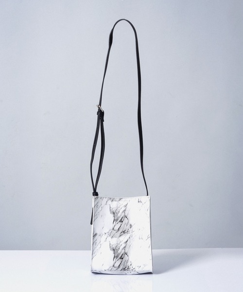 ALTROSE（アルトローズ）の「［ALTROSE/アルトローズ］シンシア 縦長 A5 ショルダーバッグ（ショルダーバッグ・レディース・ブラウン系その他/アイボリー系1/レオパード/アイボリー系2/ブラック系その他/アイボリー系/ブラック/ブラック系/ベージュ/グレー系/ゼブラ/アイボリー系3/グレー/ベージュ系/パイソン/キャメル/ブラウン系その他2/ベージュ系その他2/グリーン/ブルー/パープル/オレンジ/ピンク/クリーム/レッド/ターコイズブルー・FREE）」の6枚目の写真