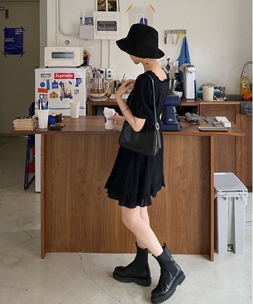 chuu（チュー）の「CHUU スクエアネックフリルワンピース（ワンピース・レディース・ホワイト/ブラック・FREE）」の16枚目の写真