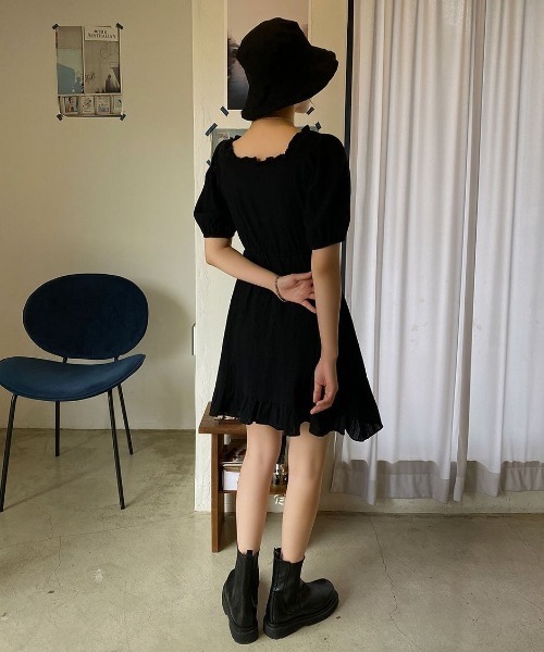 chuu（チュー）の「CHUU スクエアネックフリルワンピース（ワンピース・レディース・ホワイト/ブラック・FREE）」の4枚目の写真
