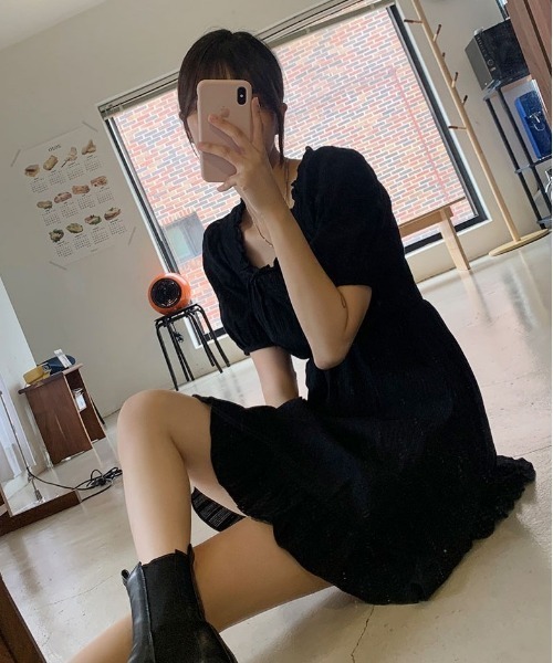 chuu（チュー）の「CHUU スクエアネックフリルワンピース（ワンピース・レディース・ホワイト/ブラック・FREE）」の22枚目の写真