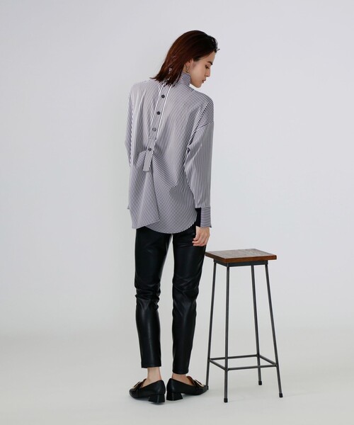 CAST:（キャストコロン）の「ストライプバックボタンシャツ（シャツ/ブラウス・レディース・ネイビー・M）」の4枚目の写真