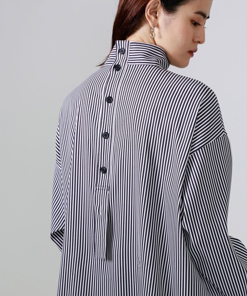 CAST:（キャストコロン）の「ストライプバックボタンシャツ（シャツ/ブラウス・レディース・ネイビー・M）」の2枚目の写真