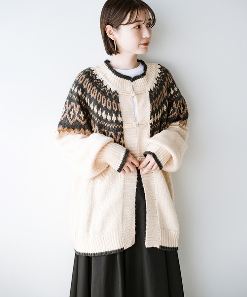 haco!(ハコ)の「【スザンヌさんコラボ】ゆるっと羽織ってあったかかわいい チャイナボタンが彩るビッグスリーブノルディックカーディガン by LOVE&PEACE PROJECT(カーディガン/ボレロ・レディース・アイボリー・1/2)」の6枚目の写真