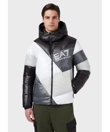 EMPORIO ARMANI EA7（エンポリオアルマーニイーエーセブン）の「【エンポリオ アルマーニ EA7】MOUNTAIN カラーブロック パファージャケット（ダウンジャケット/コート・メンズ）」